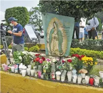  ?? DANIEL HIDALGO ?? Vecinos colocan un memorial por los fallecidos