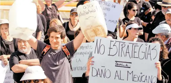  ?? AFP ?? Unas 400 personas atendieron el llamado en redes sociales a manifestar­se en la glorieta La Minerva.