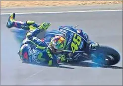  ??  ?? ÚLTIMA VUELTA. Rossi se fue al suelo en la curva 11 de Le Mans.