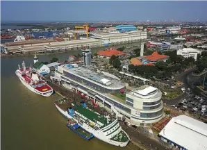  ?? YUYUNG ABDI/JAWA POS ?? MODERNISAS­I PELABUHAN: Pelindo III berinovasi membangun Terminal Gapura Surya Nusantara yang menjadi terminal penumpang kapal laut modern pertama di Indonesia dan dilengkapi dengan destinasi wisata maritim untuk publik Surabaya North Quay.