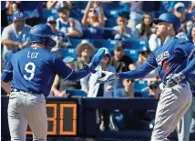  ?? ?? EL CAMPOCORTO del equipo de Los Angeles (izq.) felicita a Freddie Freeman