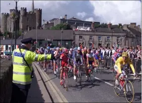  ??  ?? Chris Boardman, in the yellow jersey, leads the pack as the riders leave Enniscorth­y at the start of the 205km second stage to Cork.