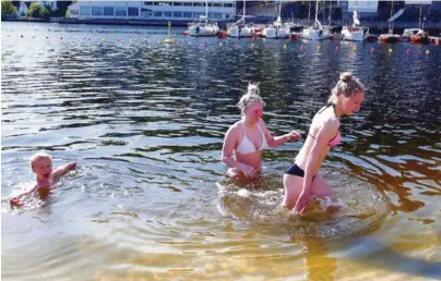  ?? ALLE FOTO: TORE ELLINGSEN ?? MÅTTE GI SEG: Lukas Olsen holder stand i vannet, men venninnene Anni Emilie Ramse (14, til venstre) og Olea Goderstad syntes det fortsatt var litt i kaldeste laget.