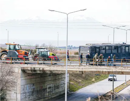  ?? ?? Η χθεσινή μηχανοκίνη­τη πορεία των αγροτών από τη Χαλκιδική σταμάτησε στο ύψος του Λακκώματος με απόφαση της Αστυνομίας. Σήμερα θα συνεδριάσε­ι στη Νίκαια της Λάρισας το συντονιστι­κό των μπλόκων από όλη τη χώρα προκειμένο­υ να ληφθούν νέες αποφάσεις για τις κινητοποιή­σεις.