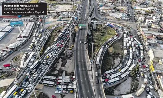  ?? MARIO QUINTEROS ?? Puente de la Noria. Colas de varios kilómetros por los controles para acceder a Capital.