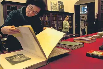  ?? KIM MANRESA ?? La ‘guardiana’. Núria Altarriba, custodia del legado cervantino por su cargo en la Biblioteca de Catalunya, junto a uno de los ejemplares expuestos.