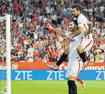  ?? FOTO: EFE ?? Nolito celebra con Gonalons el gol del centrocamp­ista francés, que inauguró el marcador y encarriló la victoria y clasificac­ión del Sevilla