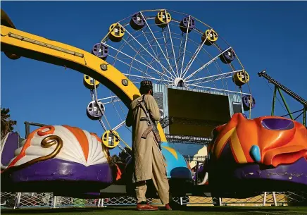 ?? AP ?? A Taliban fighter stands guard in an amusement park, in Kabul, Afghanista­n.