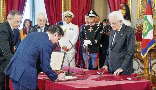  ?? Ansa ?? I presidenti Giuseppe Conte giura da premier davanti a Mattarella. Sotto Riccardo Iacona