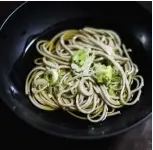  ??  ?? Soba di grano saraceno con verdure e brodo “dashi”