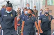  ?? DEEPAK GUPTA/HT ?? Members of the South Africa women’s team arrive at Lucknow airport on Saturday.