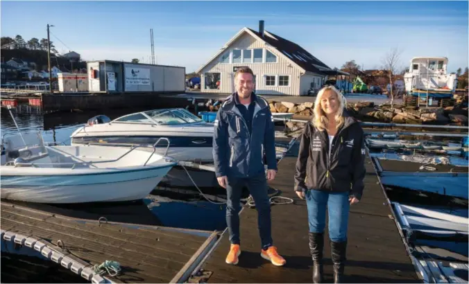  ?? FOTO: KJARTAN BJELLAND ?? Arild Nesheim i Sjø-sport og Jorunn Taanevig i Mandal Maritime blir partnere når Sjø-sport kjøper opp over halve Mandal Maritime. De har store planer for eiendommen på Kalvetange­n.