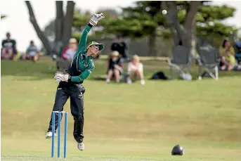  ?? WARWICK SMITH/STUFF ?? Central Hinds wicketkeep­er Kerry Tomlinson fires off the ball during their clash against Wellington at Donnelly Park in Levin at the weekend.