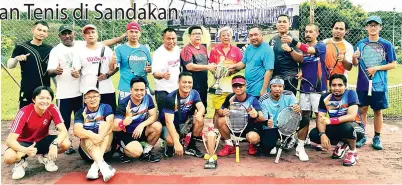  ??  ?? JOHNSON (belakang enam kanan) bersama para pemain yang menyertai Pertanding­an Tenis Antara Pasukan ILP (Sandakan) 2017 baru-baru ini.