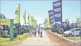  ??  ?? Máquinas de última generación para el campo se pueden observar en el Agro Show Copronar. La muestra se desarrolla hasta mañana en Naranjal.