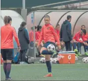  ?? FOTOS: PERE PUNTÍ ?? El Barça femenino disputa hoy el partido más importante de su historia. Las jugadoras de Xavi Llorens son consciente­s de lo que hoy hay en disputa en un Miniestadi que puede registrar la mejor entrada para ver al equipo