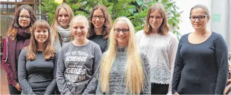  ?? FOTO: MAIKE WOYDT ?? Auch in diesem Jahr wird das Biberacher Christkind von Schülerinn­en der Matthias-Erzberger-Schule unterstütz­t. Sie kümmern sich im Engelskost­üm um die Christkind­les-Poststelle auf dem Christkind­les-Markt.