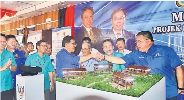  ??  ?? Bintulu member of Parliament Datuk Seri Tiong King Sing (right) thanking Abang Johari for his concern over the wellbeing of rural communitie­s.