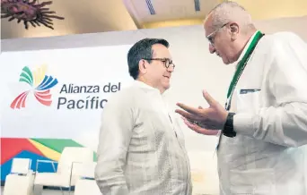  ??  ?? Ildefonso Guajardo, secretario de Economía, y Jesús Seade, futuro jefe negociador del TLCAN, durante la inauguraci­ón del quinto Encuentro Empresaria­l de la Alianza del Pacífico, en Puerto Vallarta.