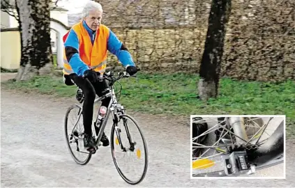  ?? BILDER: SN/GÖ ?? Vermesser Rainer Soos auf der Hellbrunne­r Allee. Kleines Bild: Das Zählwerk entscheide­t.