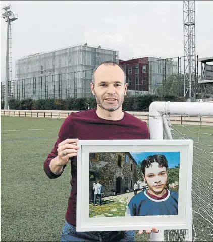  ?? FOTO: PEP MORATA ?? Era un niño cuando Andrés posó delante de La Masia Ayer recordó aquel reportaje para MD con la nueva Masia al fondo