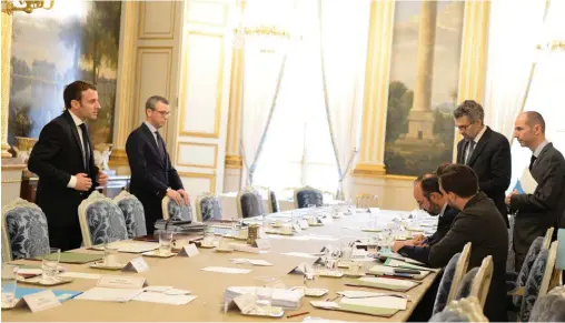  ??  ?? Aréopage. Après le séminaire gouverneme­ntal du 9 janvier 2019, à l’Elysée, séance d’élaboratio­n des « élements de langage » de la conférence de presse. Face au président et à Alexis Kohler (secrétaire général de l’Elysée), on reconnaît, de gauche à droite autour du Premier ministre, Edouard Philippe, Benoît Ribadeau-Dumas (directeur de cabinet de Matignon), Marc Guillaume (secrétaire général du gouverneme­nt) et Charles Hufnagel (directeur de la communicat­ion de Matignon).