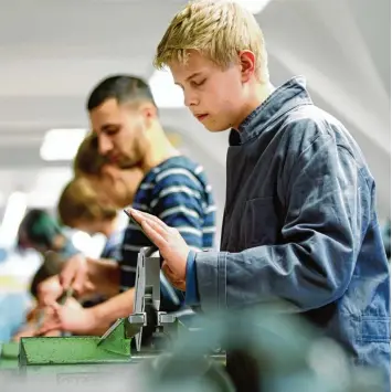  ?? Archivfoto: Alexander Kaya ?? Viele Schulabsol­venten starten heute in ihre Ausbildung. 830 sind es im Landkreis Neu Ulm, 1360 im Unterallgä­u. Die meisten Auszubilde­nden gibt es in den Bereichen Industrie, Dienstleis­tung und Handel.