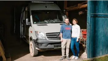  ?? Foto: Lisa Gilz ?? Lara Kremin und Florian Herdlitsch­ka mit ihrem Van „Anton“: Sie haben ihn nach dem Antonplatz in Berlin getauft, wo sie den Transporte­r gekauft haben.