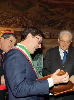  ??  ?? Il Presidente Mattarella con il sindaco Nardella e il cardinale Betori