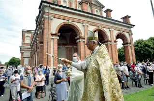  ??  ?? La benedizion­e Il vescovo Napolioni fra i fedeli del Santuario di Caravaggio (Ansa/Cavicchi)