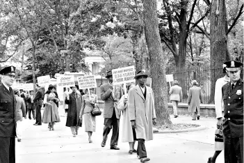  ??  ?? ► Manifestac­ión en Washington contra el asesinato de Emmett Till, en 1955.