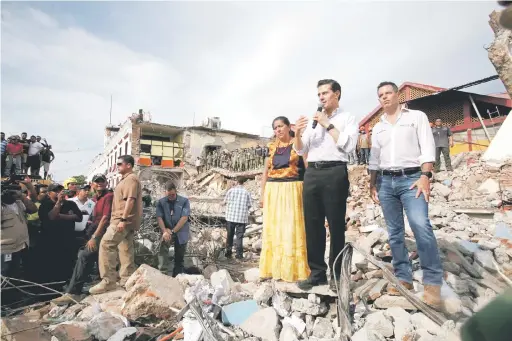  ?? — Gambar Reuters ?? TINJAU: Pena Nito (dua kanan) bercakap kepada penduduk ketika melawat Juchitan, kelmarin yang turut terjejas teruk gempa lewat Khamis.