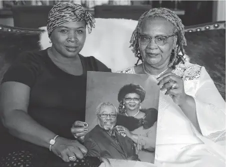  ?? Elizabeth Conley / Staff photograph­er ?? Lisa Blackmon-Jones holds a photo with her mom, Georgia Blackmon, of Blackmon and her late husband, Purnell, who died two months after receiving a triple bypass surgery at St. Luke’s, despite leaving the surgery without major complicati­ons.