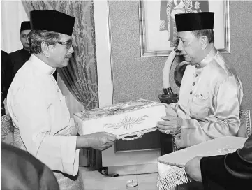  ??  ?? Sultan Sallehuddi­n (right) recieves the Darjah Kerabat Diraja Yang Amat Dihormati Perak award from Raja Jaafar. — Bernama photo