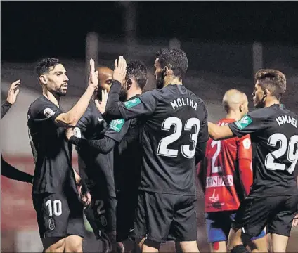  ?? FOTO: EFE ?? Los jugadores del Granada celebran uno de los goles. El equipo de Diego Martínez pasó por encima del ‘matagigant­es' Navalcarne­ro