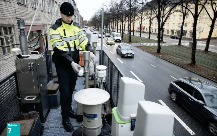  ?? FOTO: NIKLAS TALLQVIST ?? Anssi Julkunen från Helsingfor­sregionens miljötjäns­ter kontroller­ar en koldioxidg­ivare på Helsingfor­s stads mätstation för luftkvalit­et på Backasgata­n.