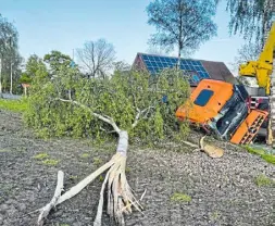  ?? Foto: Polizei Minden-lübbecke ?? Der Lkw musste mit einem Kran aus dem Straßengra­ben geborgen werden.