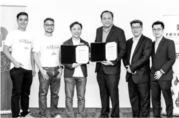  ??  ?? Cheong (third left), Ng (third right) alongside other directors from PUC and Revenue pose for a photo during the partnershi­p agreement between the two.