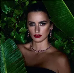  ??  ?? Penélope Cruz, fotografia­da por Mert Alas y Marcus Piggott, para la campaña Atelier Swarovski.