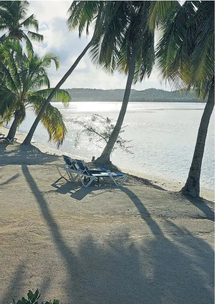  ??  ?? Las playas en las Islas Cook están prácticame­nte desiertas. Abajo, el caracterís­tico azul del mar y la rica gastronomí­a de Aitutaki.