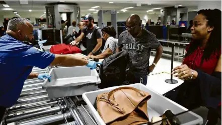  ??  ?? Bandejas para inspeção de raio-X no aeroporto de Miami; estudo mostrou presença de vírus da gripe