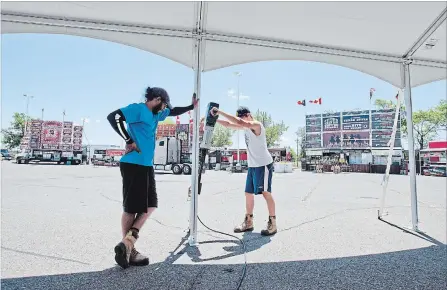  ?? BOB TYMCZYSZYN THE ST. CATHARINES STANDARD ?? Crews set up Thursday for the annual Ribfest taking place at Niagara Square this weekend.