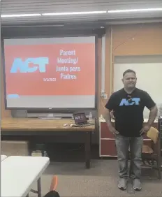  ?? CORPUS PHOTO ELIZABETH MAYORAL ?? Victor Piña, ACT member, speaks to parents at Camarena Memorial Library.