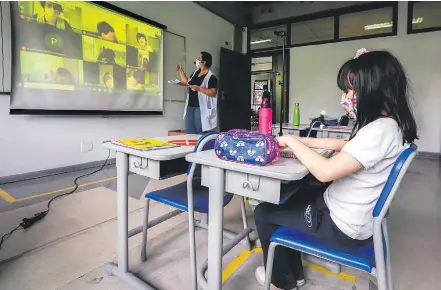  ?? VALERIA GONÇALVEZ/ESTADÃO ?? Mescla. O colégio Pentágono optou pela aula ao vivo, aquela mediada pela tecnologia, mas com o professor na escola