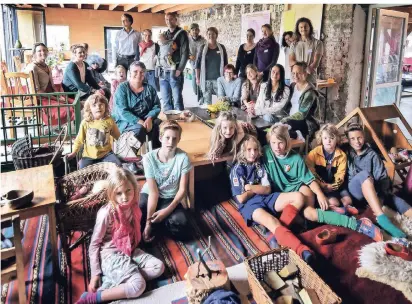  ?? RP-FOTO: MARKUS VAN OFFERN ?? Das Team der Waldorf-Initiative mit Kindern. Zum Herbstfest hatten sie sich viele Gäste eingeladen. Gründungsl­ehrerin Nicole Fröhlich (mittlere Reihe, 2.v.l.) war auch mit dabei.