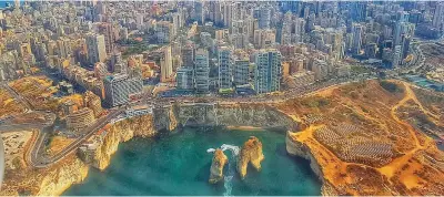  ??  ?? La Capitale
Una veduta di Beirut, con davanti i faraglioni di Raouché