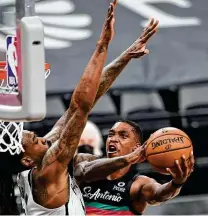  ?? Billy Calzada / Staff Photograph­er ?? Spurs guard Lonnie Walker IV, right, finished with 19 points and was 5 of 10 from 3-point range in Monday’s overtime loss.