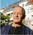  ?? Fotos: Mariele Schulze Berndt ?? Luxus im Gemeindeba­u: Peter Pilz ist vor kurzem innerhalb des Goethehofs umgezogen.