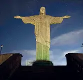  ?? (Afp) ?? Il gesto di solidariet­à Dopo l’espulsione di Vinicius il Cristo Redentore di Rio de Janeiro è stato spento per un’ora in solidariet­à: gli attacchi razzisti al calciatore hanno indignato il Paese