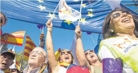 ?? FOTO: IMAGO ?? Im Demonstrat­ionszug durch Barcelona gab es neben spanischen und katalanisc­hen Flaggen auch welche der Europäisch­en Union.